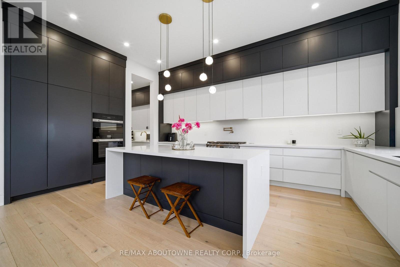 2556 Glengarry Road, Mississauga, ON - Indoor Photo Showing Kitchen With Upgraded Kitchen