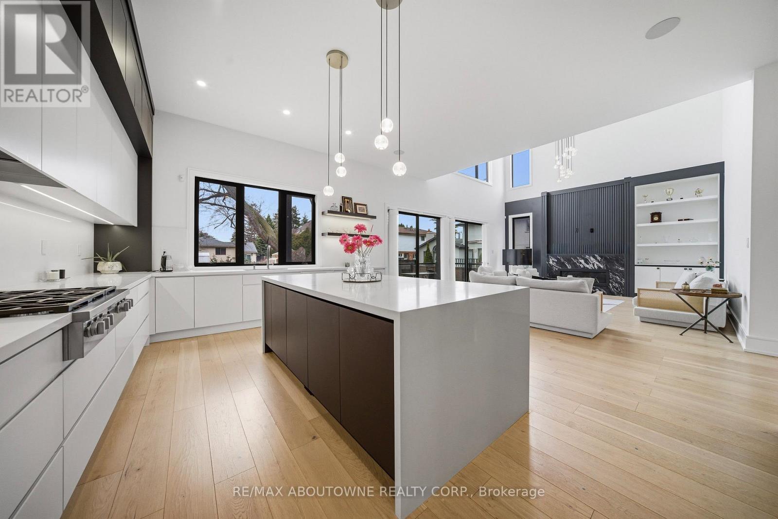 2556 Glengarry Road, Mississauga, ON - Indoor Photo Showing Kitchen With Upgraded Kitchen