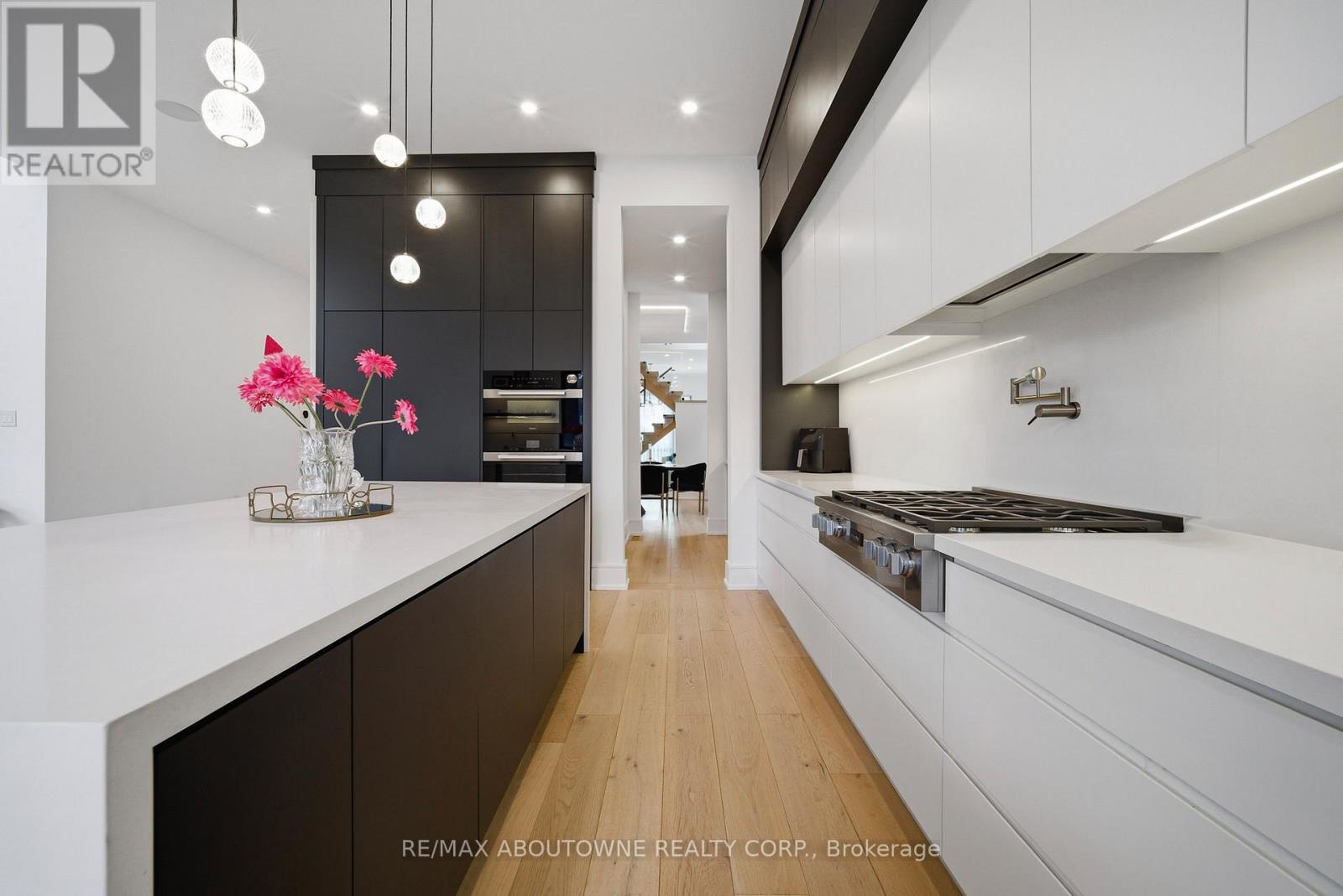 2556 Glengarry Road, Mississauga, ON - Indoor Photo Showing Kitchen With Upgraded Kitchen