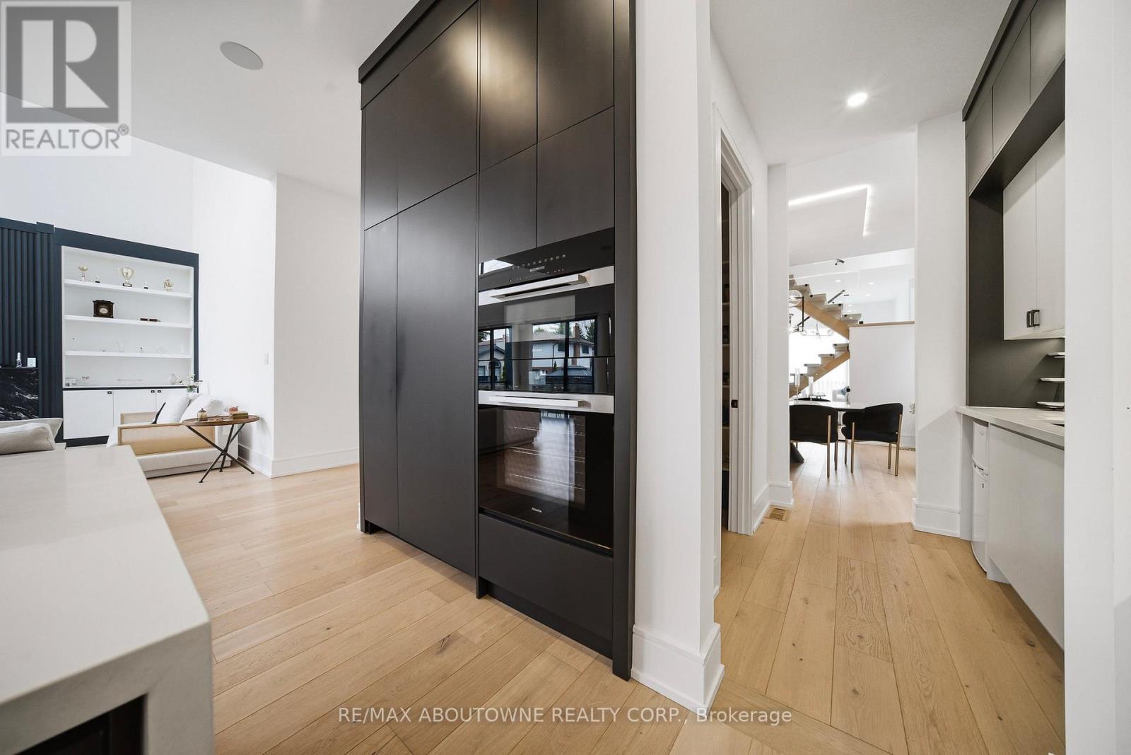 2556 Glengarry Road, Mississauga, ON - Indoor