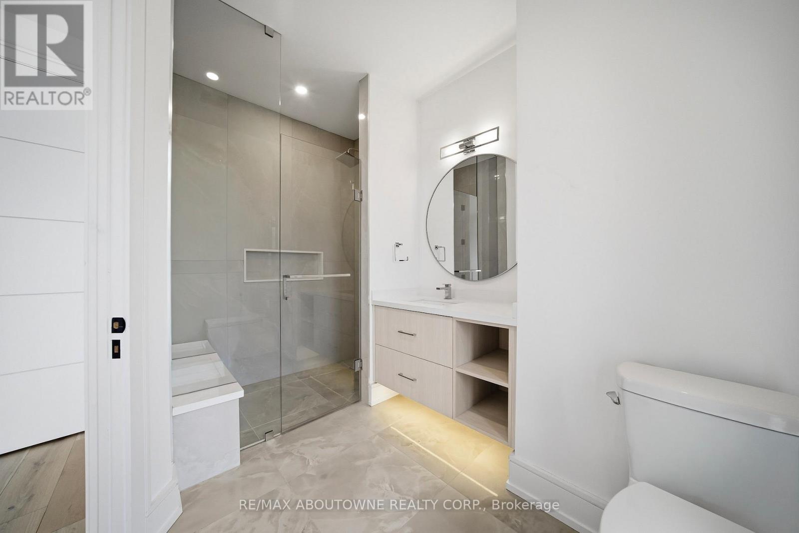 2556 Glengarry Road, Mississauga, ON - Indoor Photo Showing Bathroom