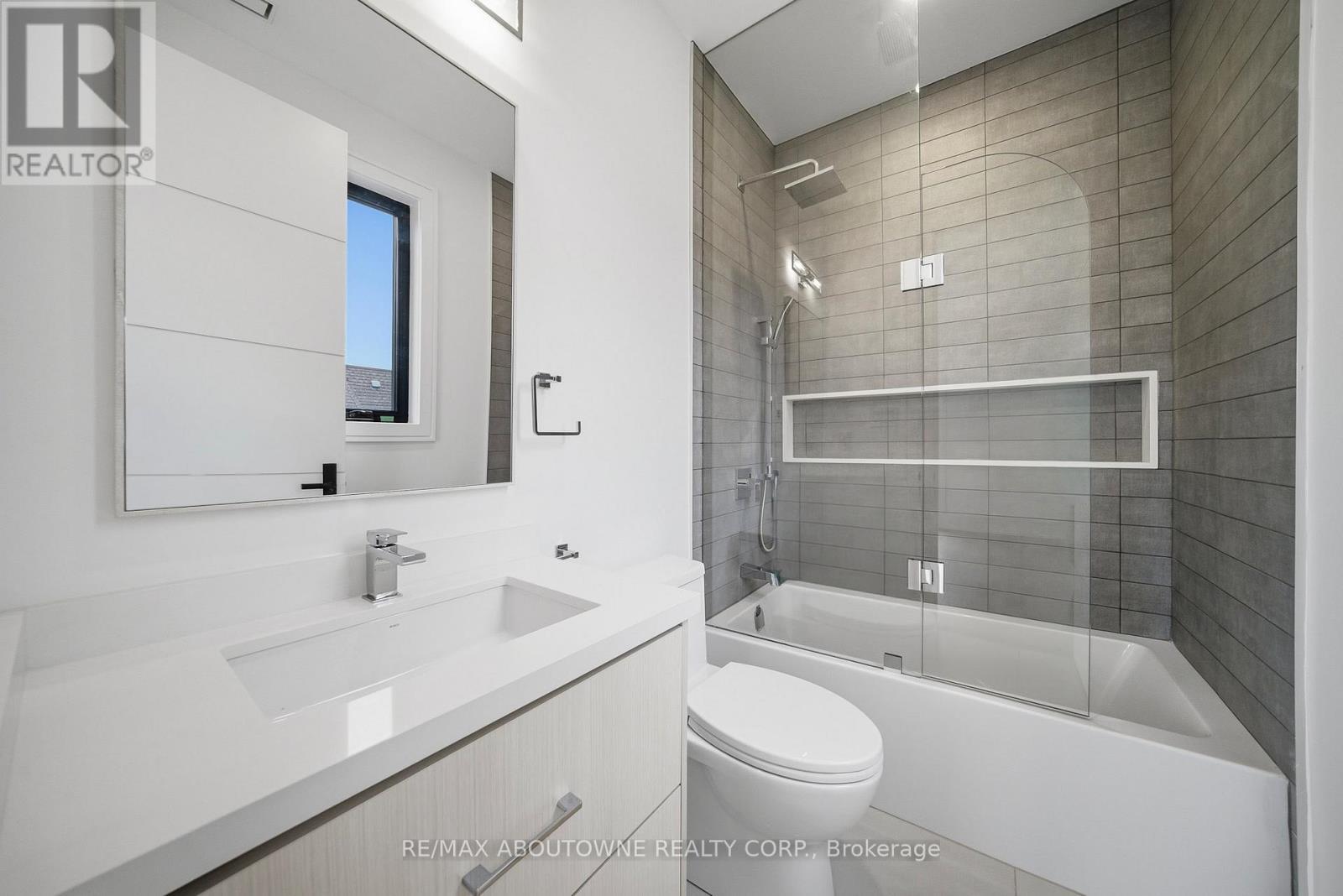 2556 Glengarry Road, Mississauga, ON - Indoor Photo Showing Bathroom