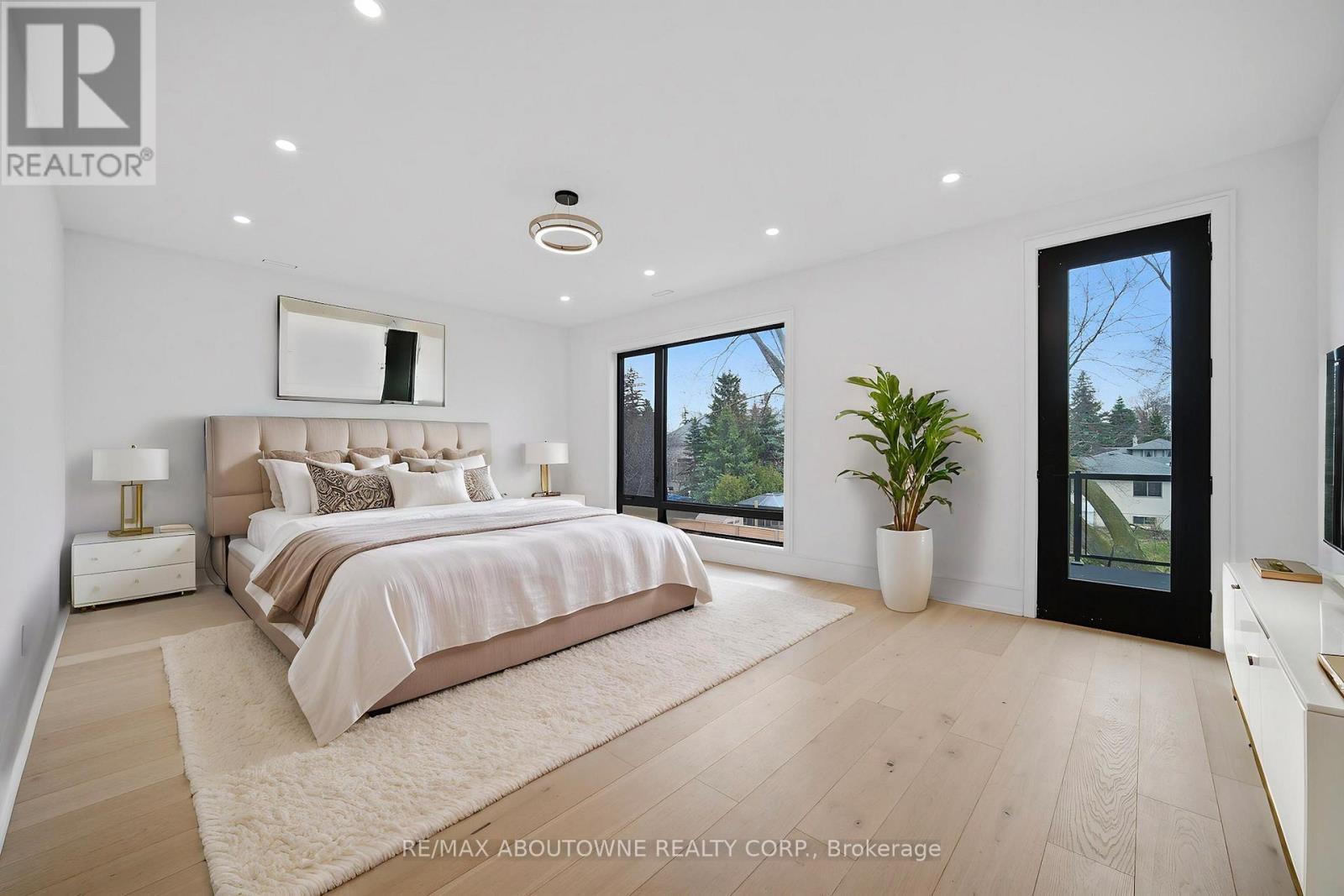 2556 Glengarry Road, Mississauga, ON - Indoor Photo Showing Bedroom