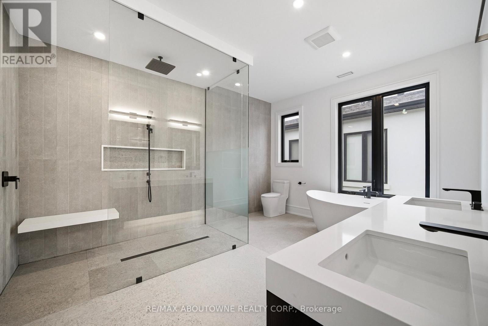 2556 Glengarry Road, Mississauga, ON - Indoor Photo Showing Bathroom