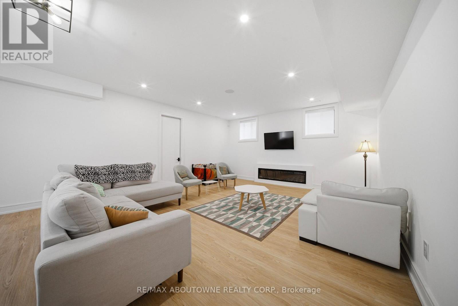2556 Glengarry Road, Mississauga, ON - Indoor