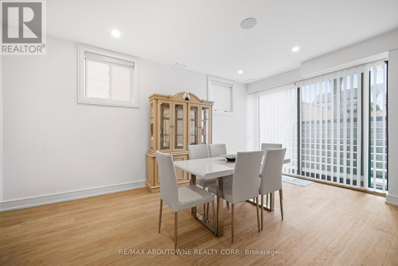 2556 Glengarry Road, Mississauga, ON - Indoor Photo Showing Dining Room