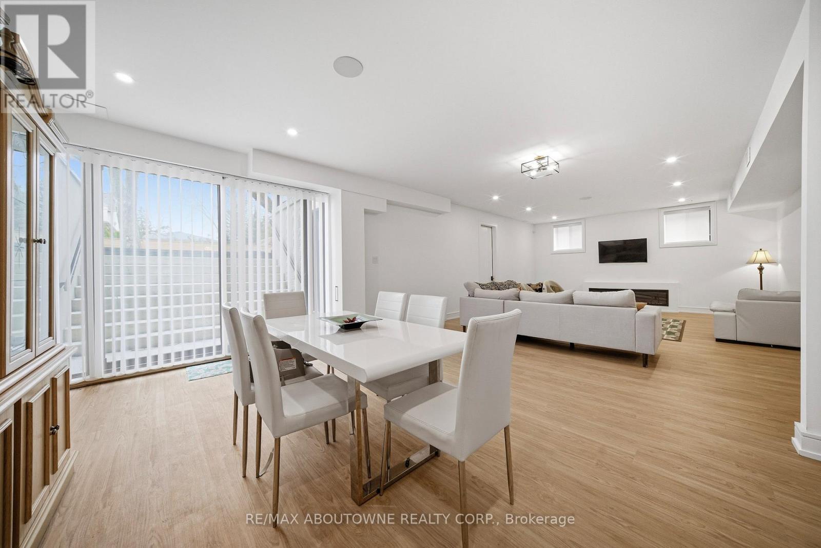 2556 Glengarry Road, Mississauga, ON - Indoor Photo Showing Dining Room