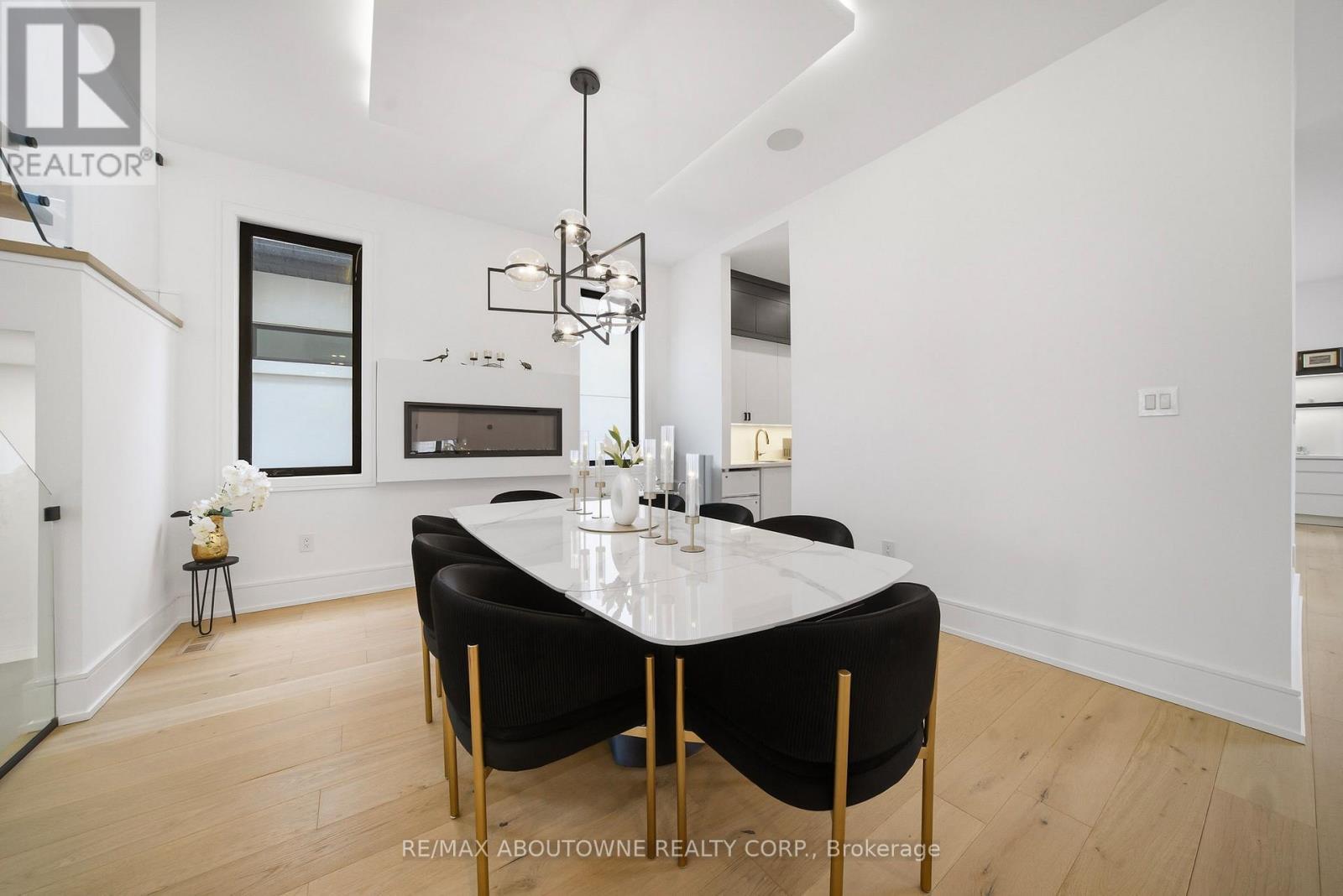 2556 Glengarry Road, Mississauga, ON - Indoor Photo Showing Dining Room