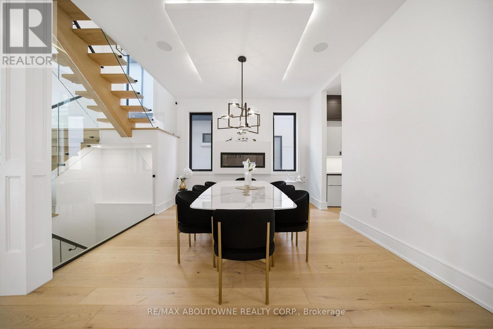 2556 Glengarry Road, Mississauga, ON - Indoor Photo Showing Dining Room