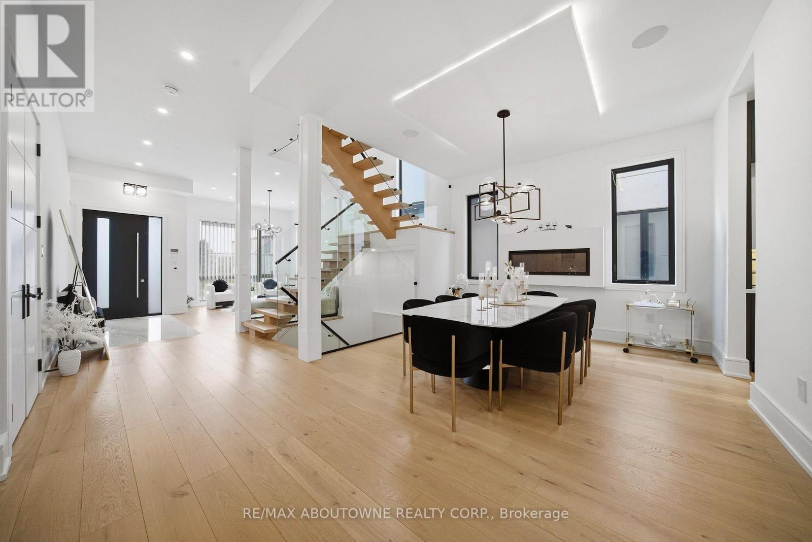 2556 Glengarry Road, Mississauga, ON - Indoor