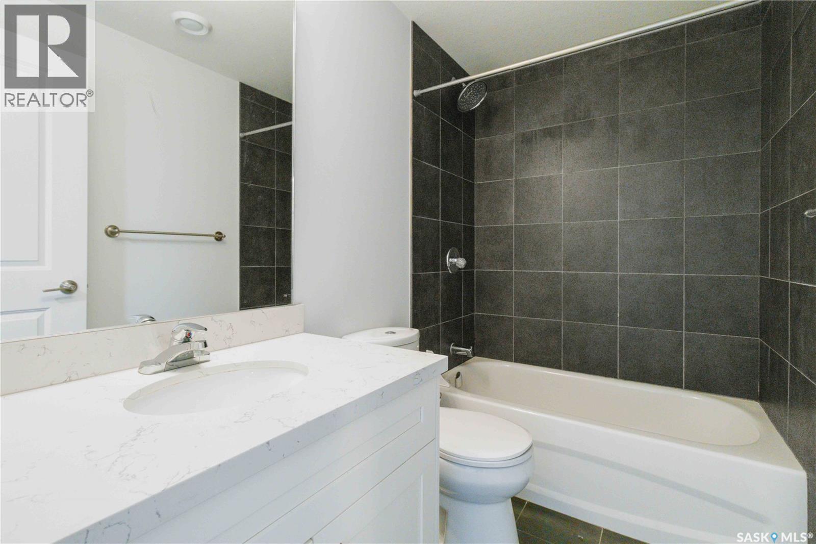 453 L Avenue S, Saskatoon, SK - Indoor Photo Showing Bathroom