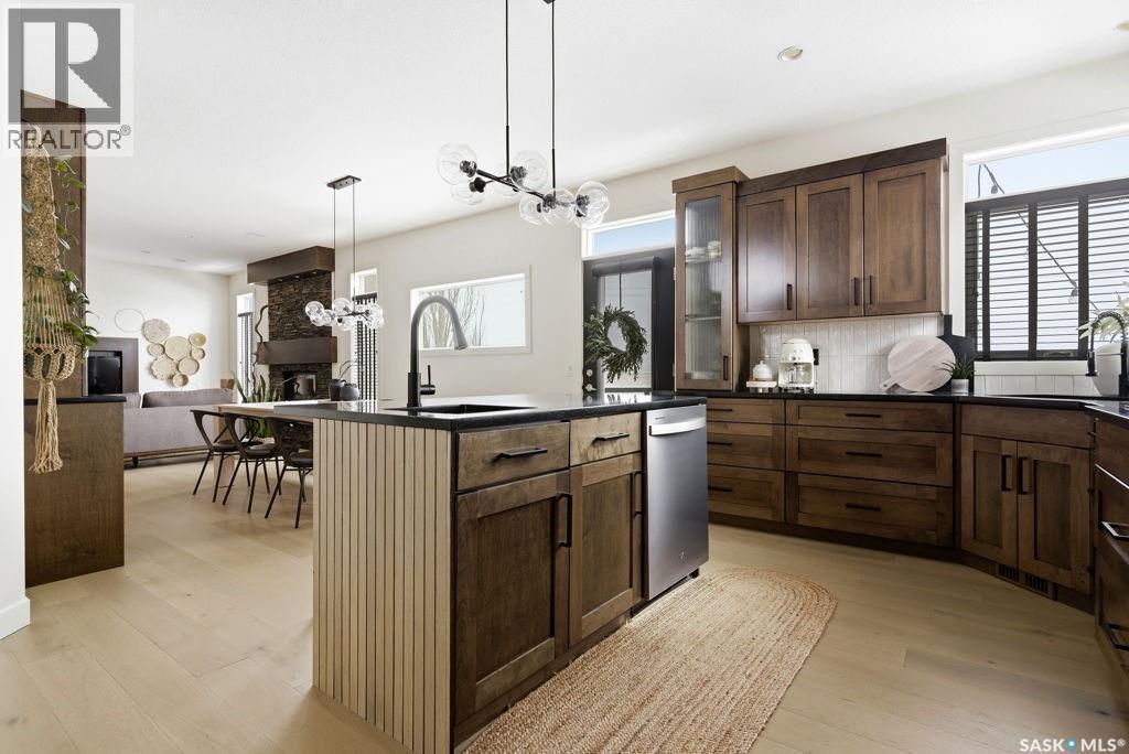 2722 Alfred Crescent, Regina, SK - Indoor Photo Showing Kitchen With Upgraded Kitchen