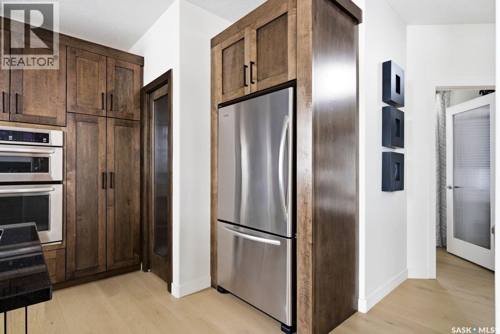 2722 Alfred Crescent, Regina, SK - Indoor Photo Showing Kitchen With Stainless Steel Kitchen