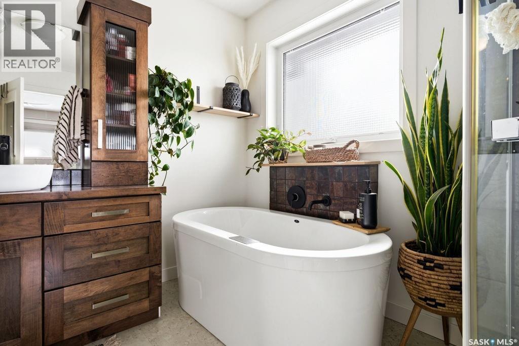 2722 Alfred Crescent, Regina, SK - Indoor Photo Showing Bathroom