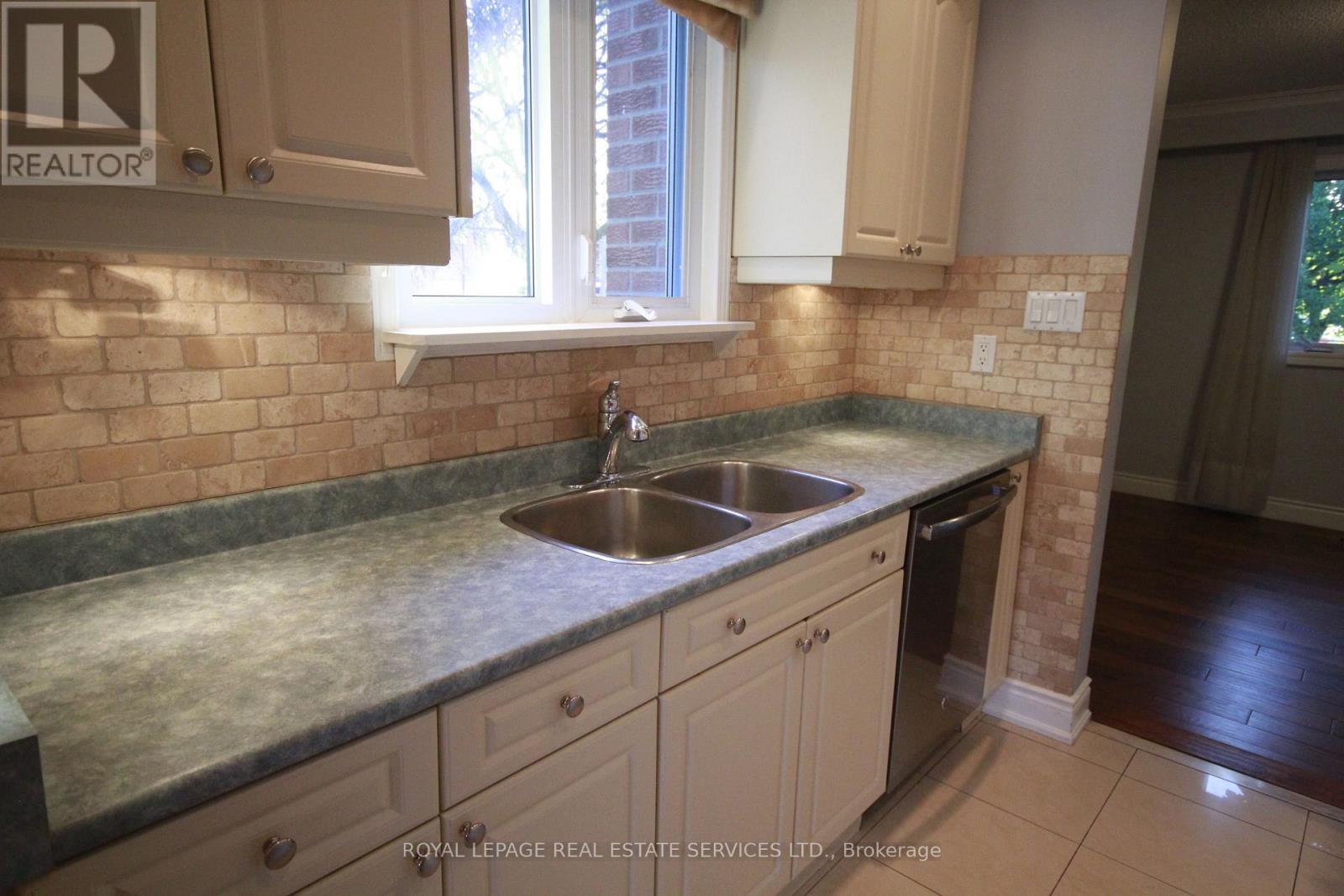 3524 Birchmeadow Crescent, Mississauga, ON - Indoor Photo Showing Kitchen With Double Sink