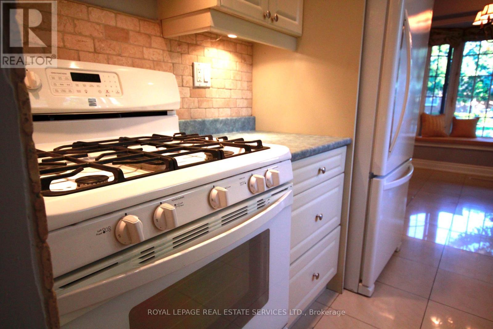 3524 Birchmeadow Crescent, Mississauga, ON - Indoor Photo Showing Kitchen