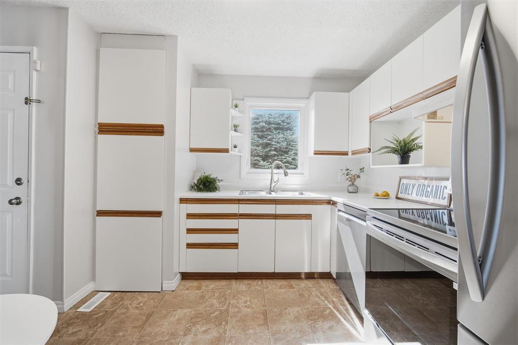 B 67 Apple Lane, Winnipeg, MB - Indoor Photo Showing Kitchen