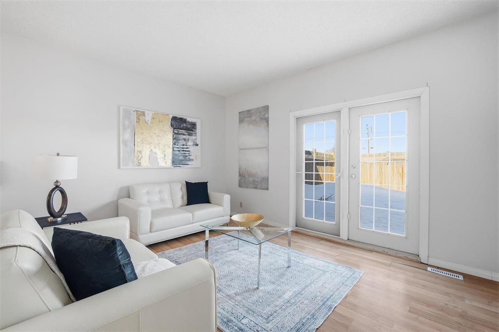 B 67 Apple Lane, Winnipeg, MB - Indoor Photo Showing Living Room