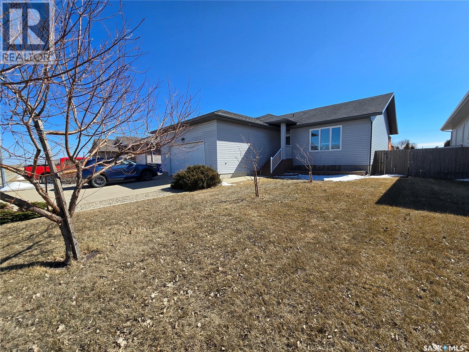 752 Mctaggart Drive, Weyburn, SK - Outdoor