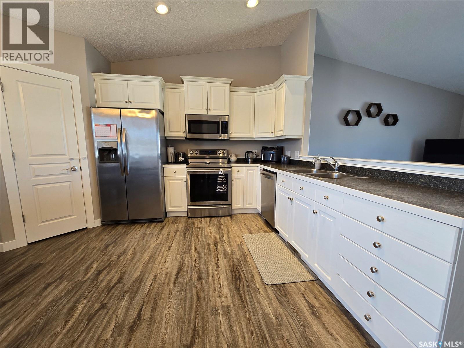 752 Mctaggart Drive, Weyburn, SK - Indoor Photo Showing Kitchen With Double Sink