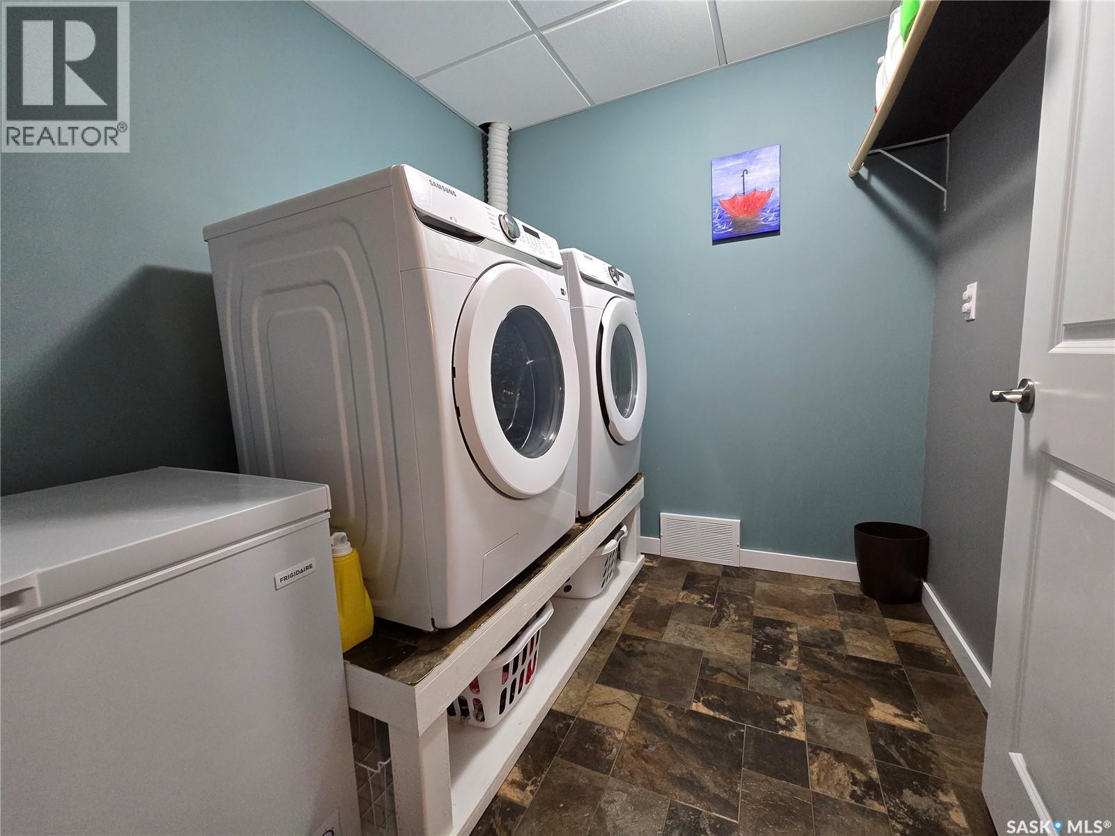752 Mctaggart Drive, Weyburn, SK - Indoor Photo Showing Laundry Room