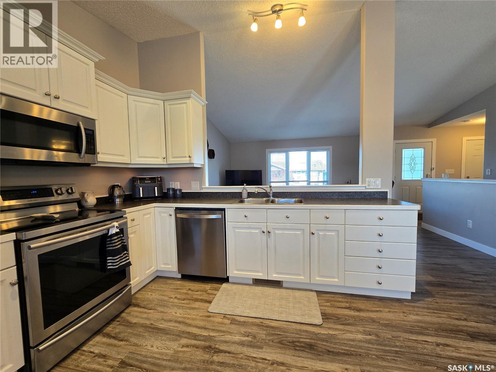 752 Mctaggart Drive, Weyburn, SK - Indoor Photo Showing Kitchen With Double Sink