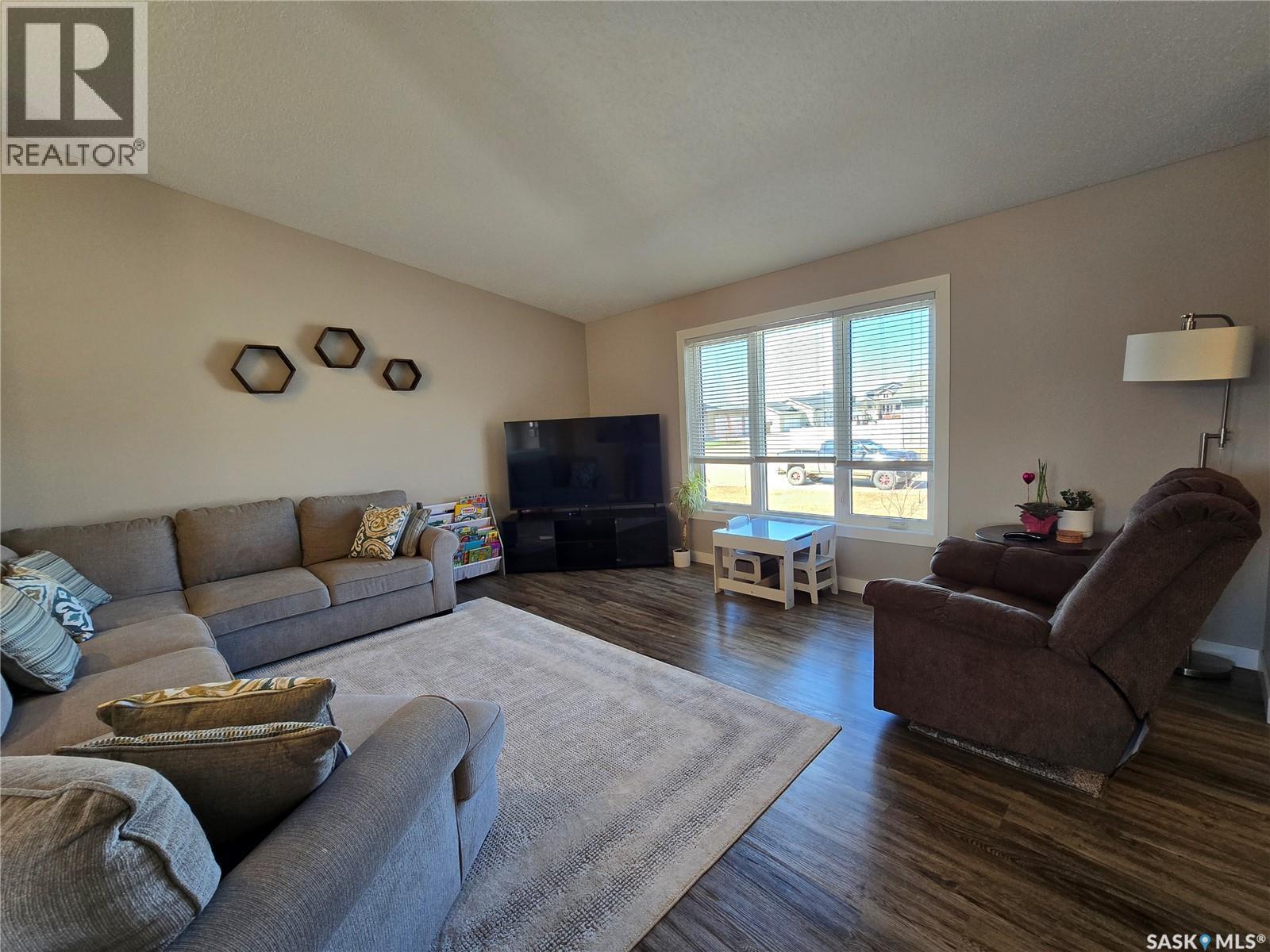 752 Mctaggart Drive, Weyburn, SK - Indoor Photo Showing Living Room
