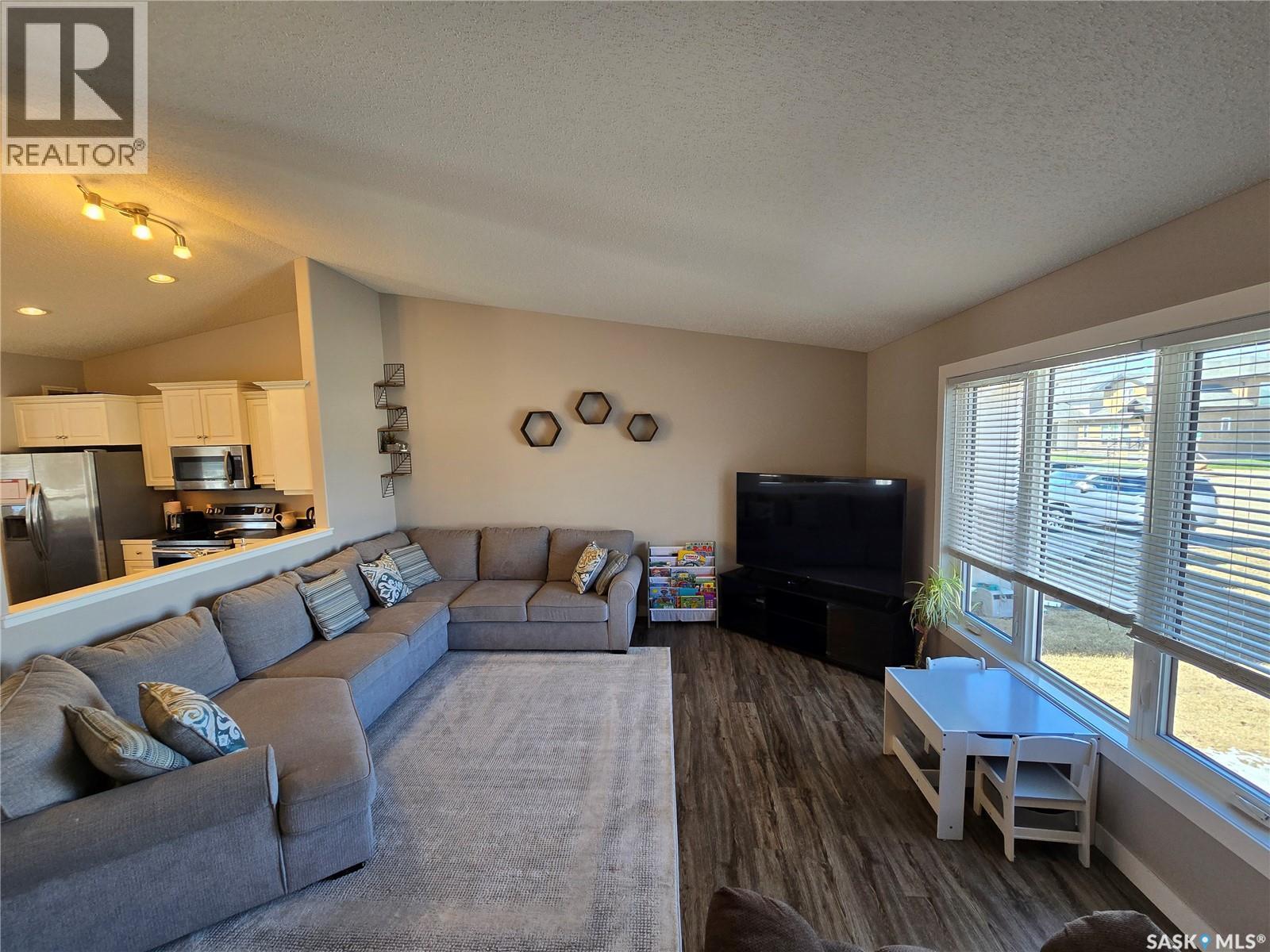 752 Mctaggart Drive, Weyburn, SK - Indoor Photo Showing Living Room