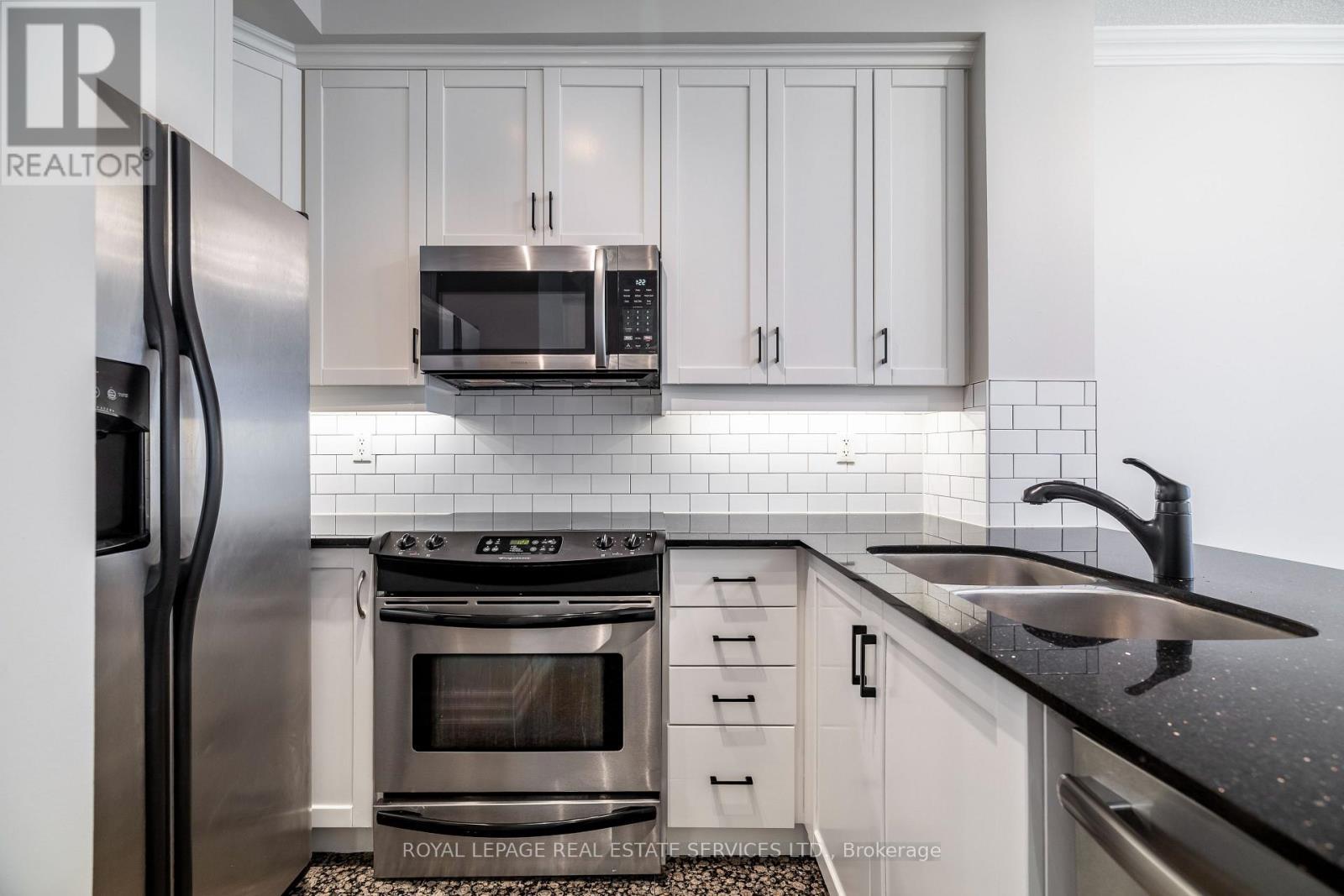 109 - 2083 Lake Shore Boulevard W, Toronto, ON - Indoor Photo Showing Kitchen With Stainless Steel Kitchen With Double Sink With Upgraded Kitchen
