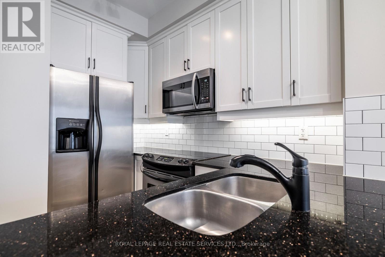 109 - 2083 Lake Shore Boulevard W, Toronto, ON - Indoor Photo Showing Kitchen With Stainless Steel Kitchen With Double Sink