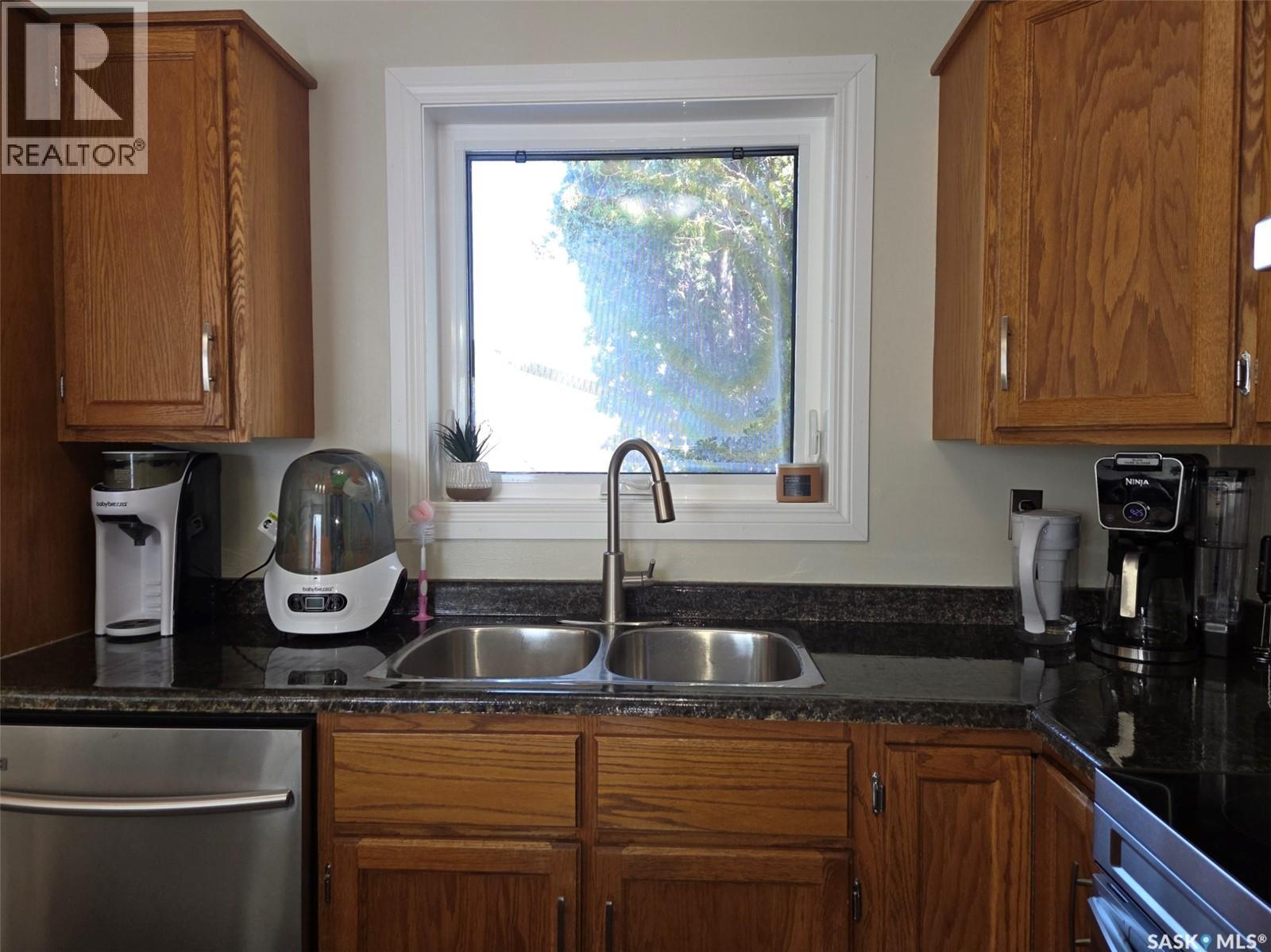 311 Wilkinson Crescent, Saskatoon, SK - Indoor Photo Showing Kitchen With Double Sink