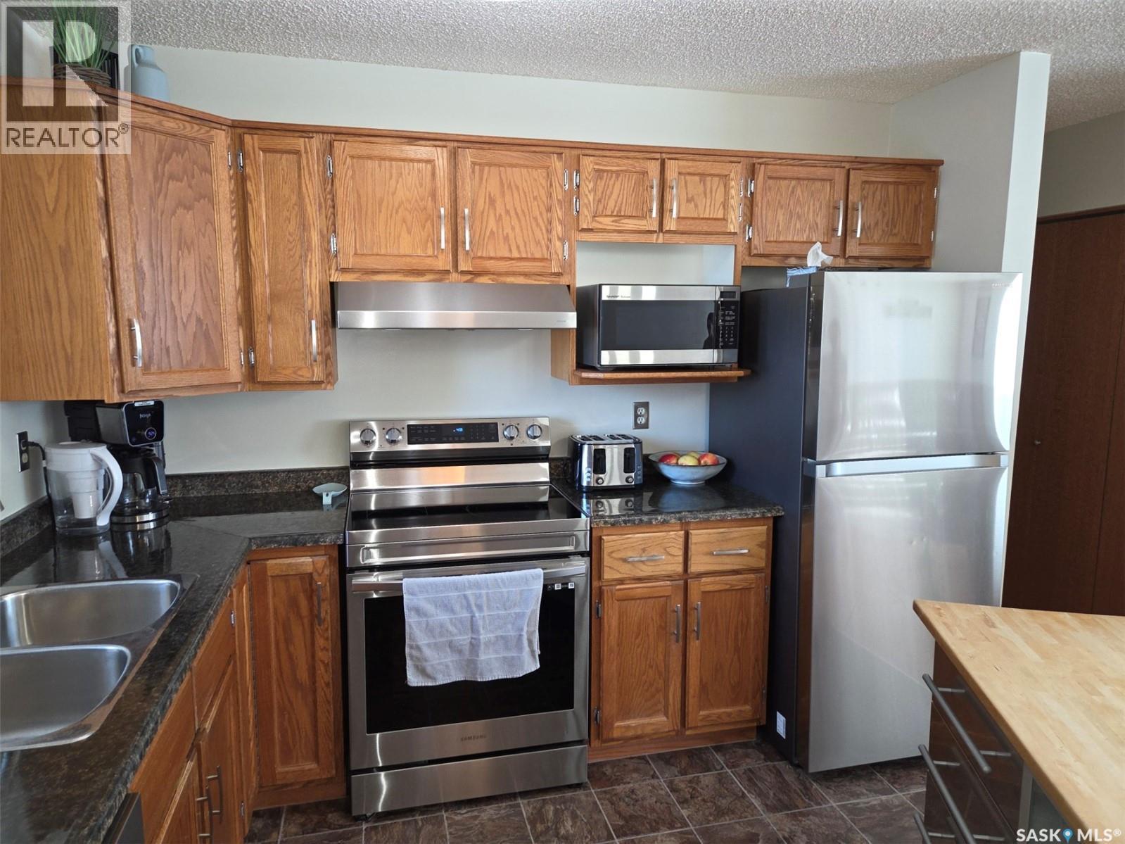 311 Wilkinson Crescent, Saskatoon, SK - Indoor Photo Showing Kitchen With Double Sink