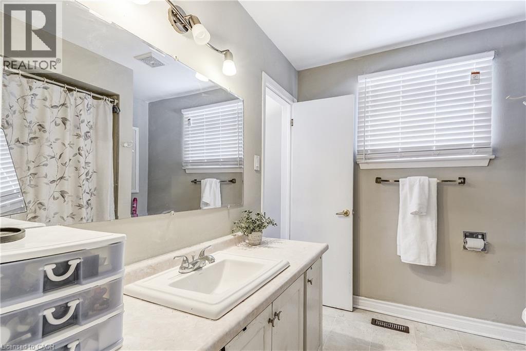 Full bath featuring vanity and a shower with curtain - 2145 Sandringham Drive, Burlington, ON - Indoor Photo Showing Bathroom
