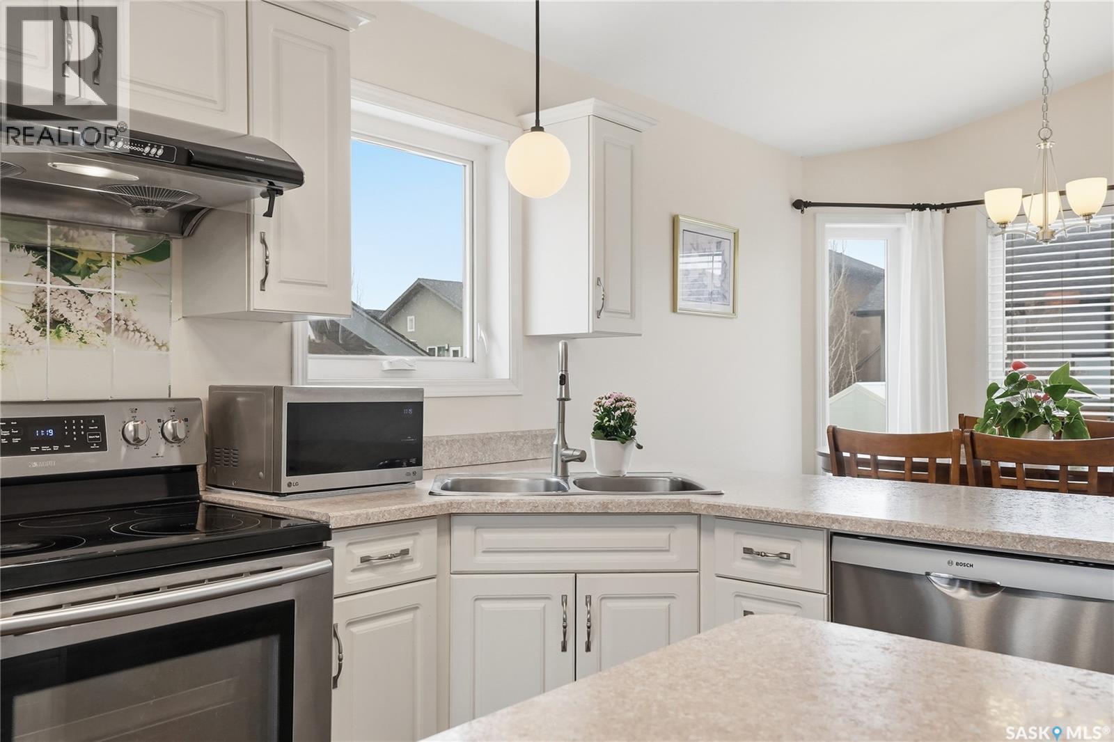 1019 Hunter Road, Saskatoon, SK - Indoor Photo Showing Kitchen With Double Sink