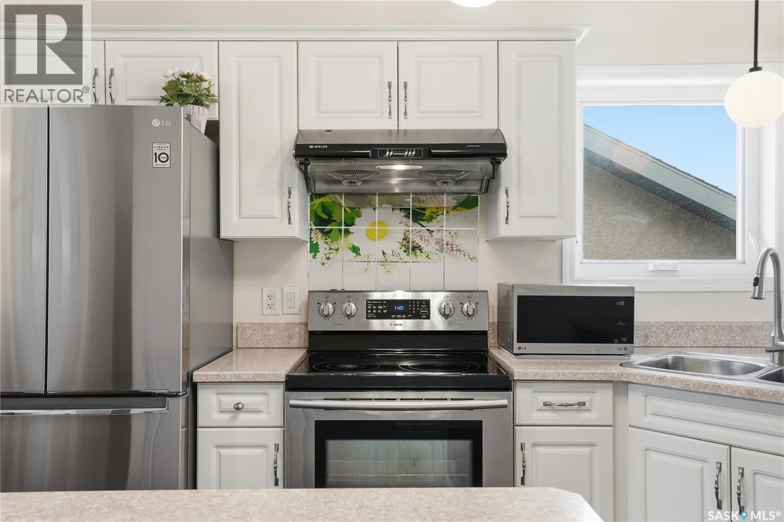 1019 Hunter Road, Saskatoon, SK - Indoor Photo Showing Kitchen