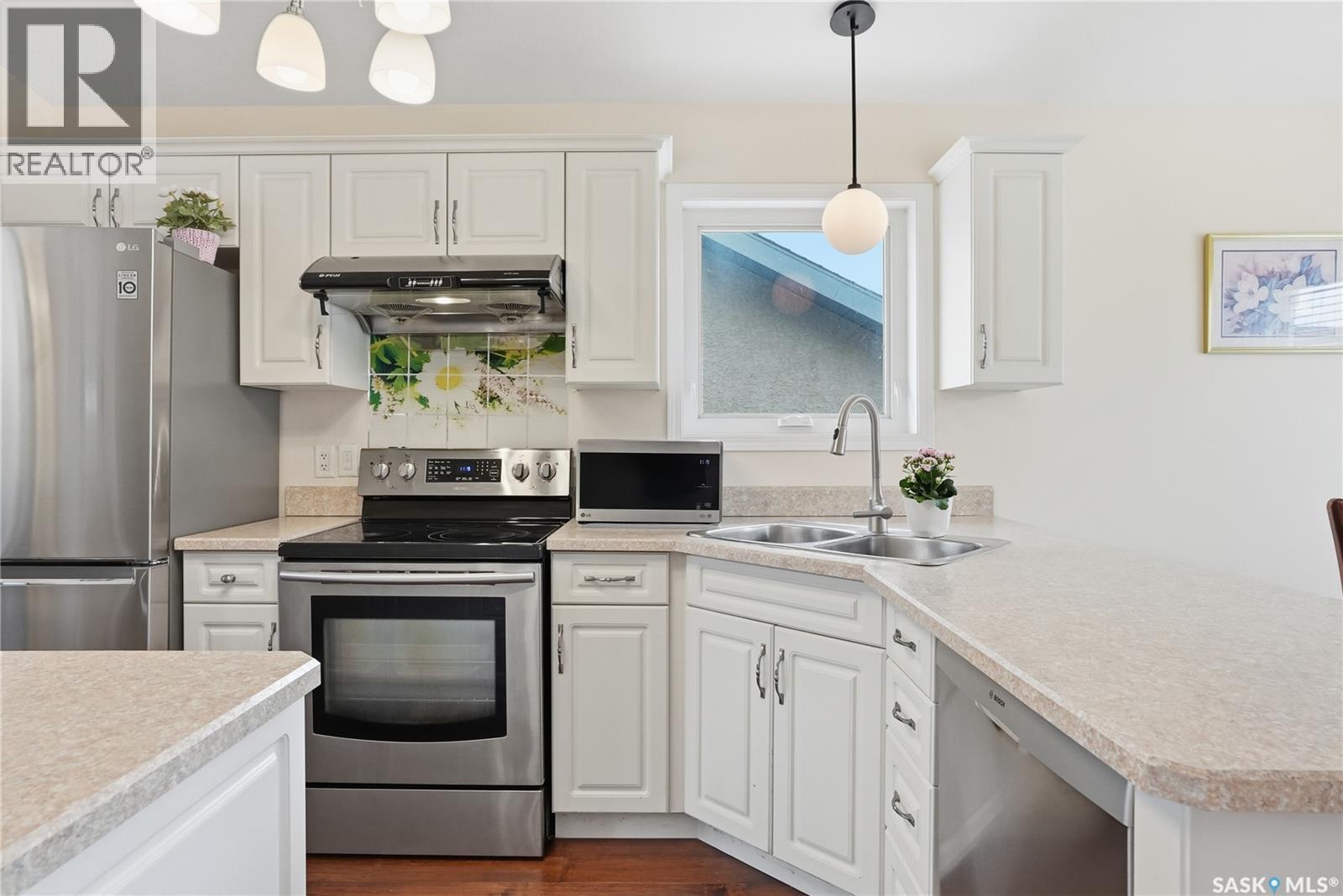 1019 Hunter Road, Saskatoon, SK - Indoor Photo Showing Kitchen With Stainless Steel Kitchen With Double Sink