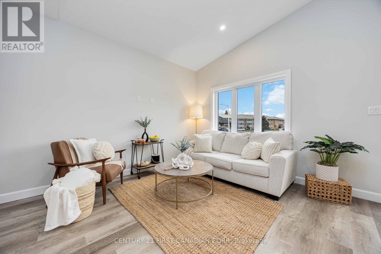 9 Postma Crescent, North Middlesex (Ailsa Craig), ON - Indoor Photo Showing Living Room
