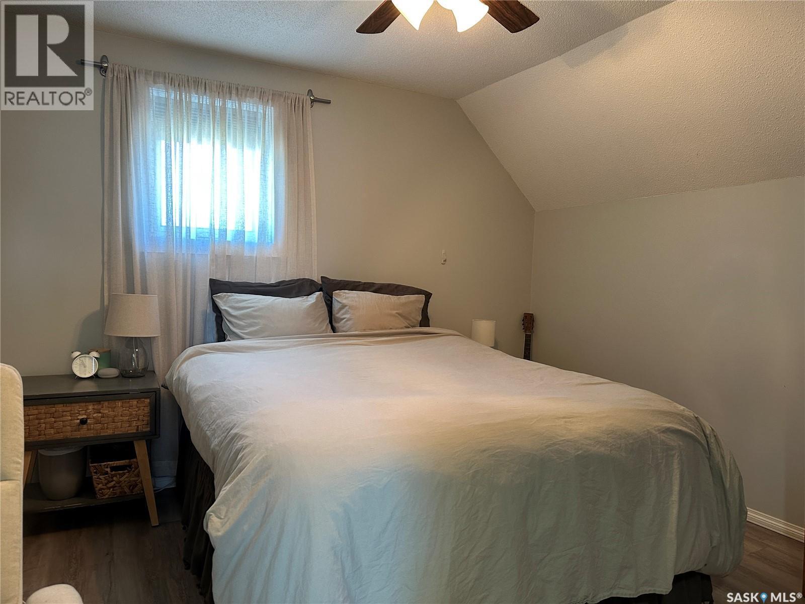 24 3Rd Avenue Se, Weyburn, SK - Indoor Photo Showing Bedroom