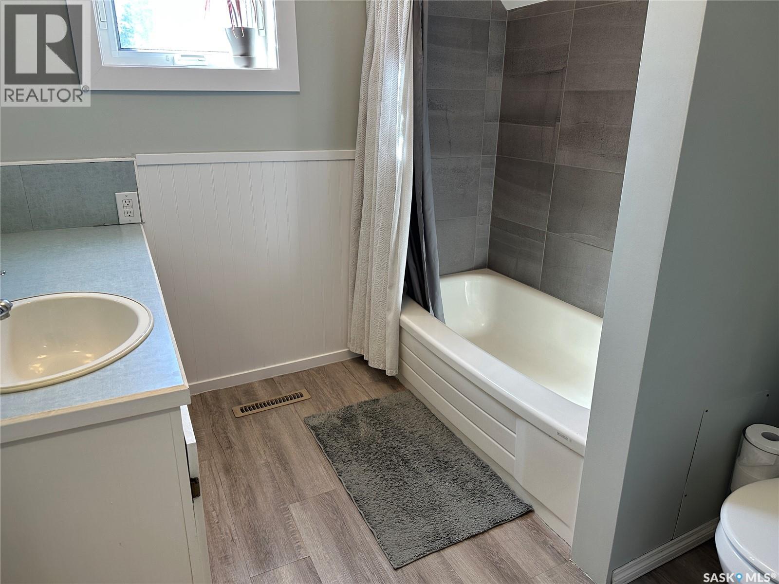 24 3Rd Avenue Se, Weyburn, SK - Indoor Photo Showing Bathroom