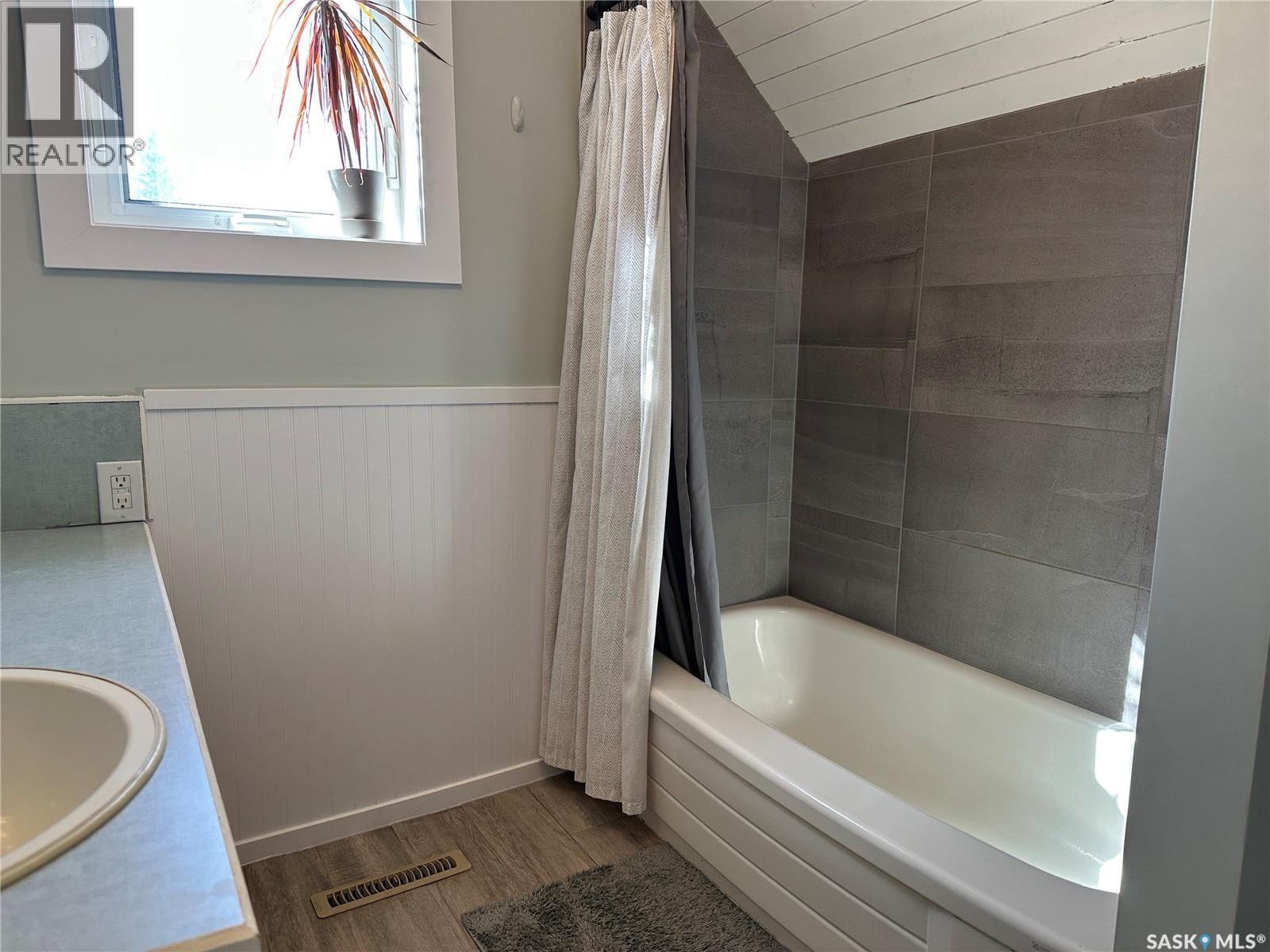 24 3Rd Avenue Se, Weyburn, SK - Indoor Photo Showing Bathroom