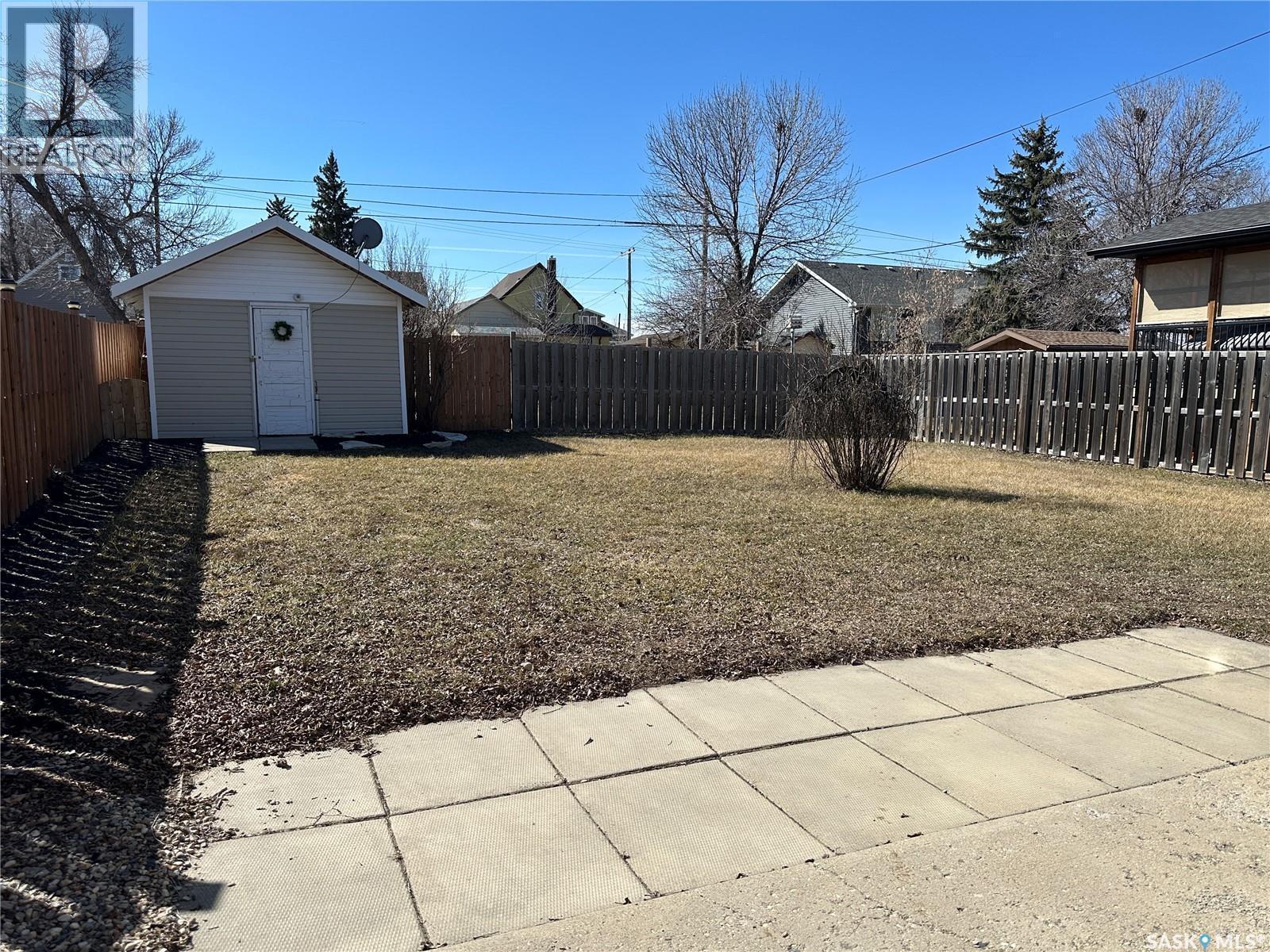 24 3Rd Avenue Se, Weyburn, SK - Outdoor