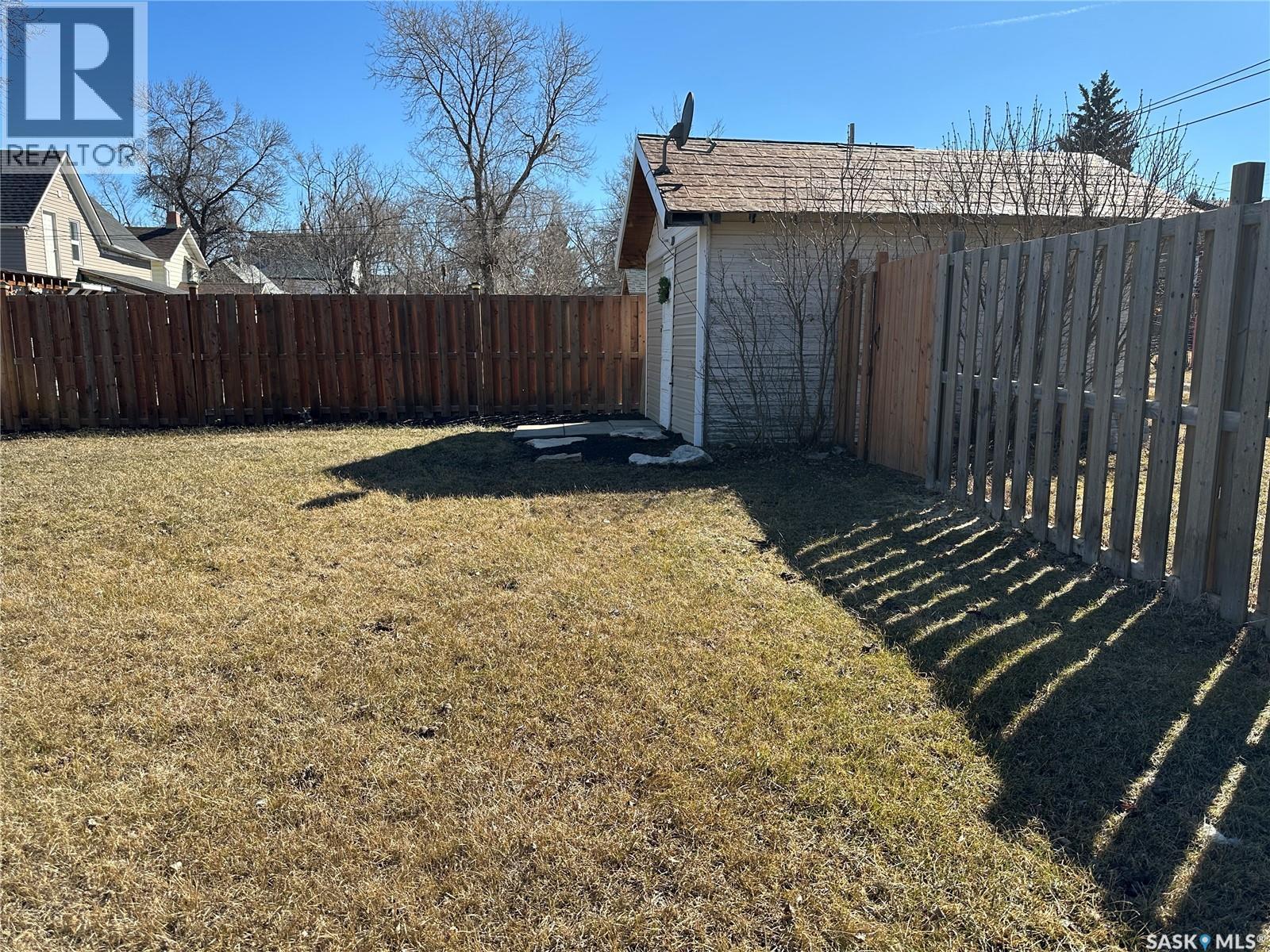 24 3Rd Avenue Se, Weyburn, SK - Outdoor