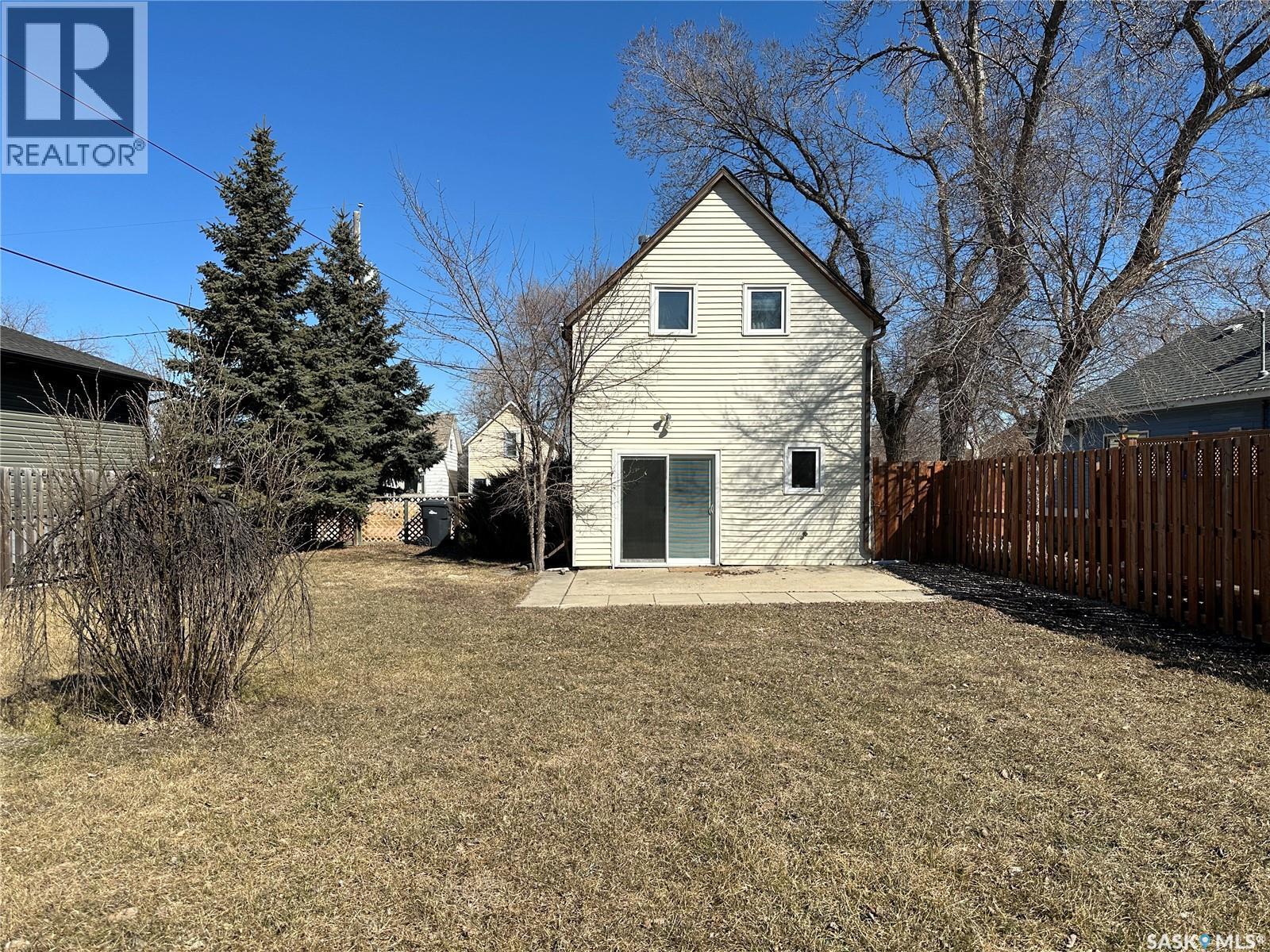 24 3Rd Avenue Se, Weyburn, SK - Outdoor