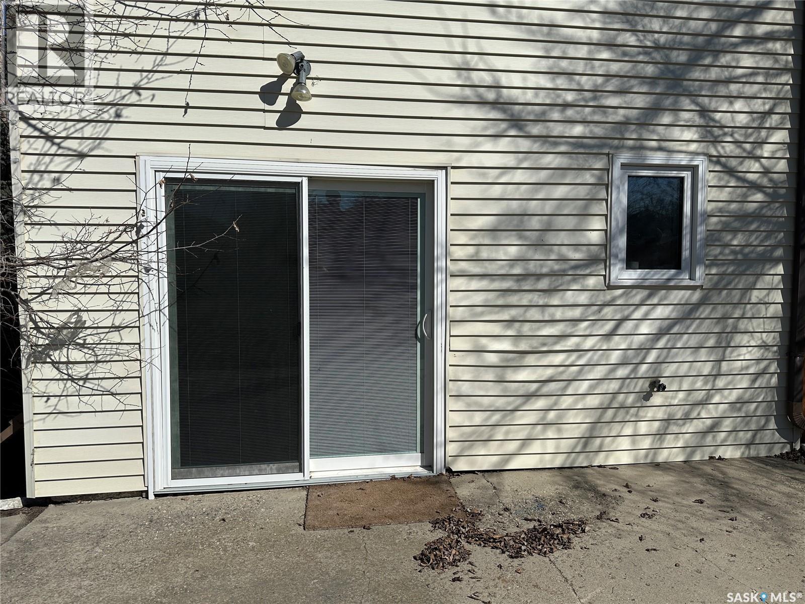 24 3Rd Avenue Se, Weyburn, SK - Outdoor