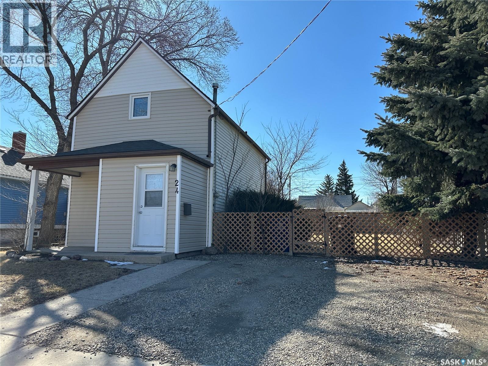 24 3Rd Avenue Se, Weyburn, SK - Outdoor
