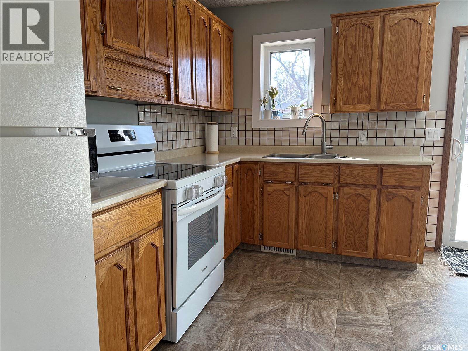 24 3Rd Avenue Se, Weyburn, SK - Indoor Photo Showing Kitchen With Double Sink