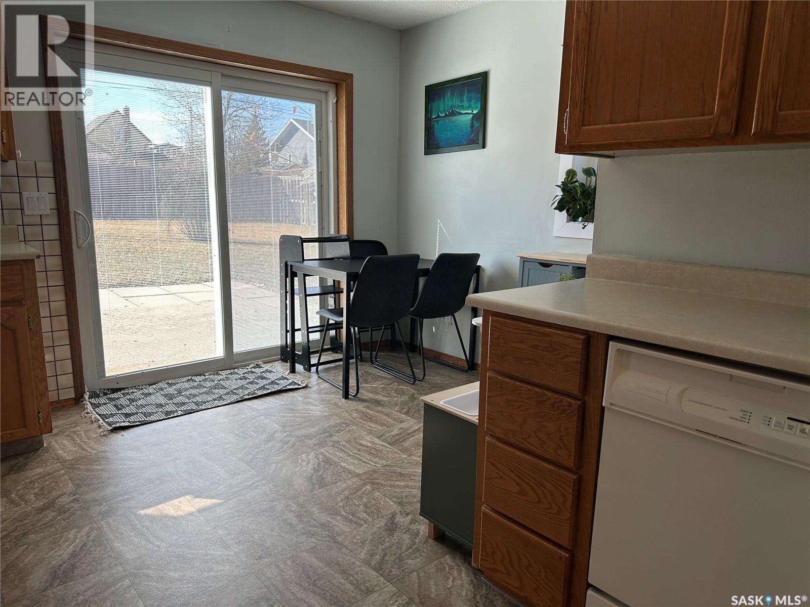 24 3Rd Avenue Se, Weyburn, SK - Indoor Photo Showing Other Room