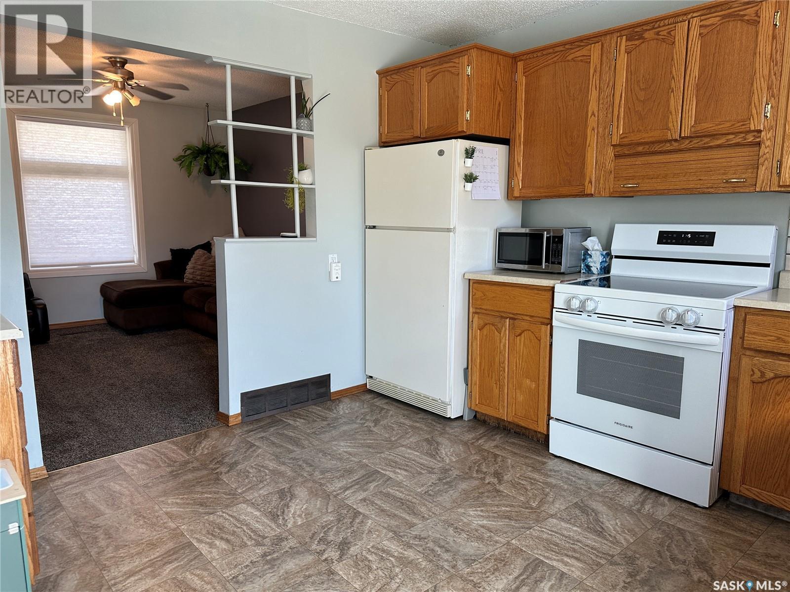 24 3Rd Avenue Se, Weyburn, SK - Indoor Photo Showing Kitchen