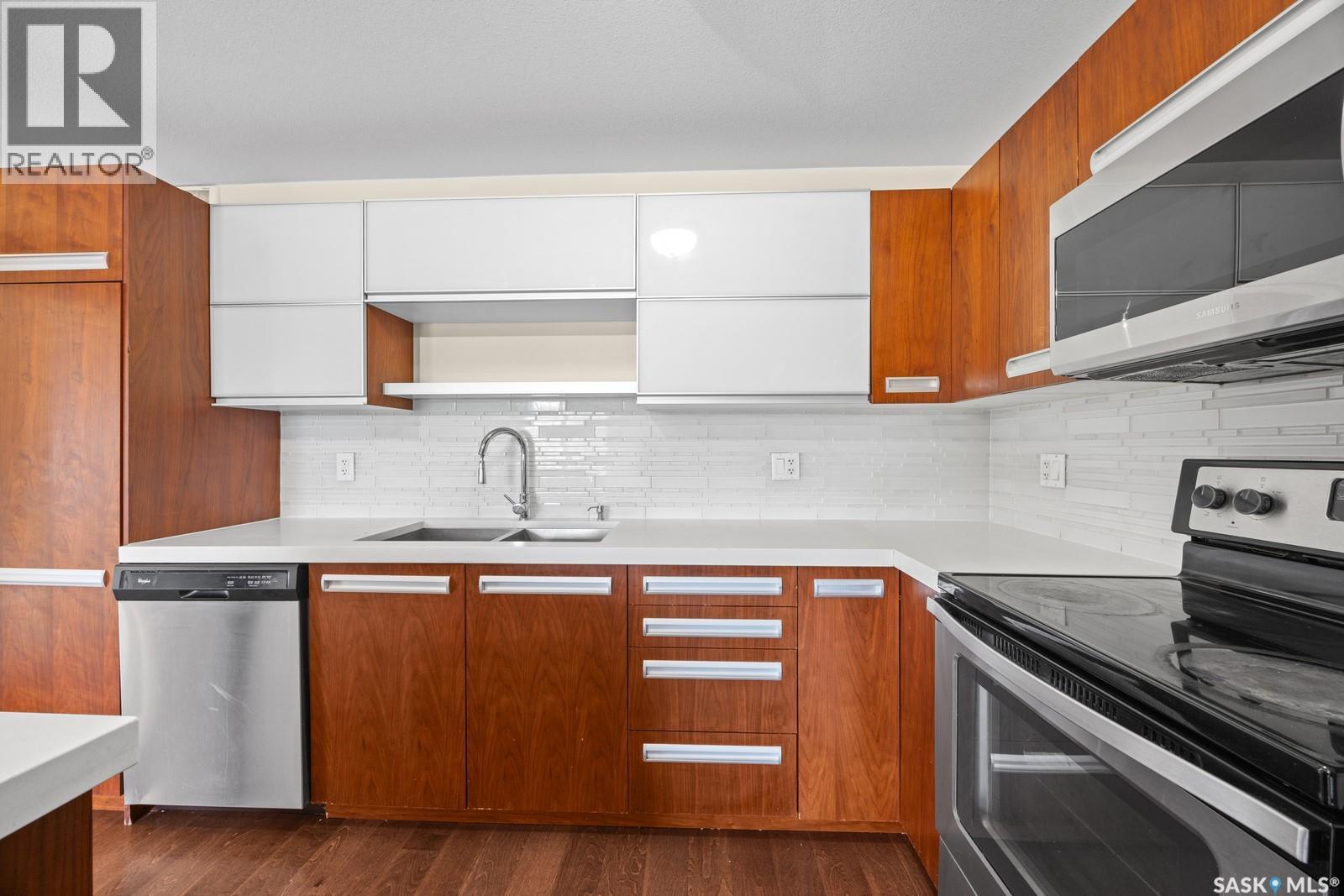 513 2315 Mcclocklin Road, Saskatoon, SK - Indoor Photo Showing Kitchen With Double Sink