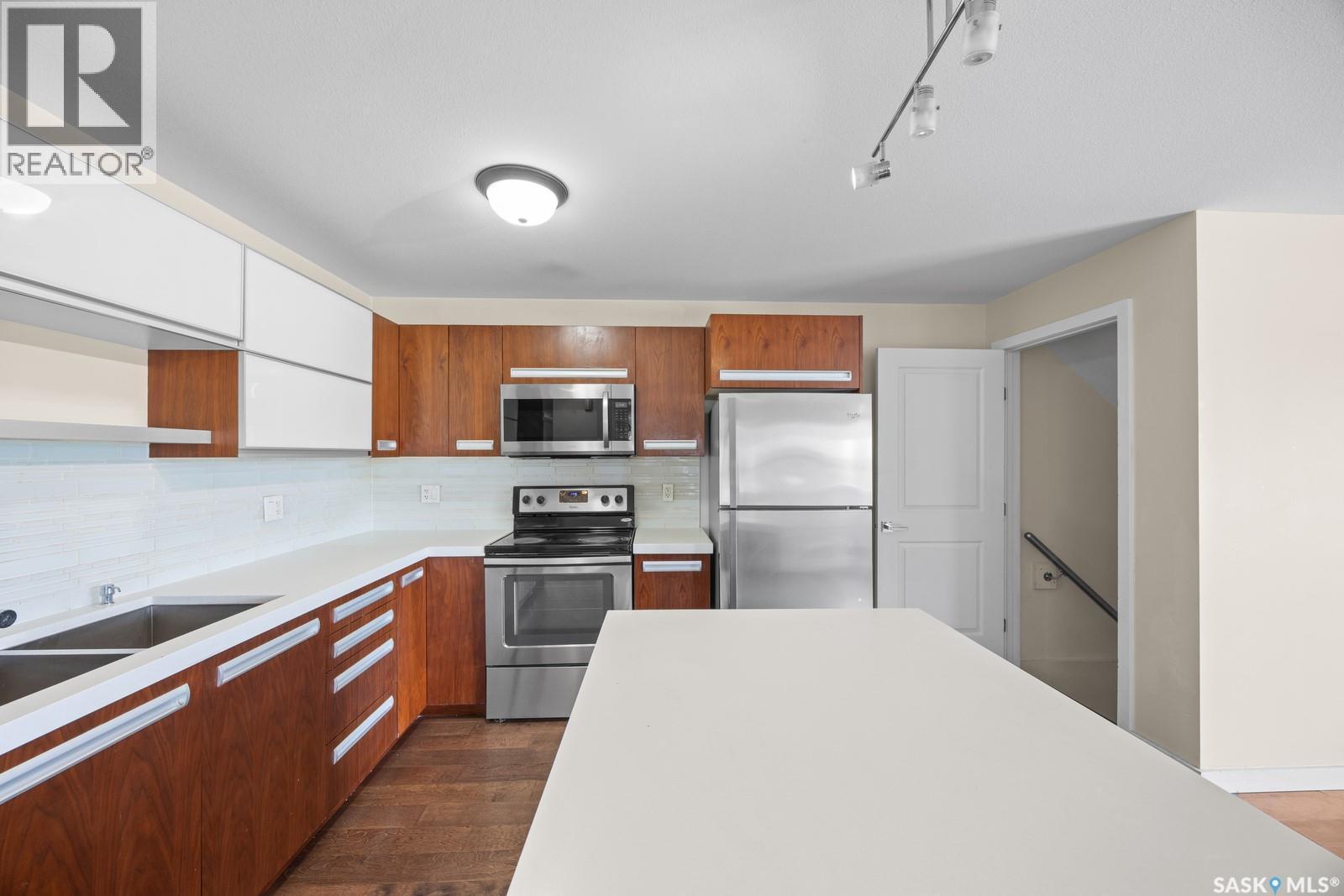 513 2315 Mcclocklin Road, Saskatoon, SK - Indoor Photo Showing Kitchen With Double Sink